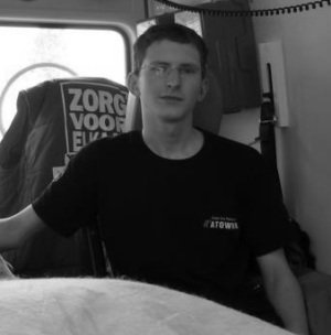 Bartek Biela we wnętrzu karetki